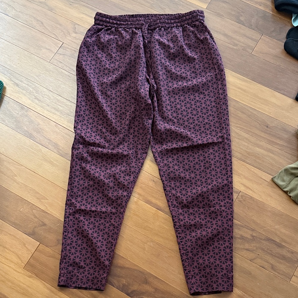 C Wonder Maroon Jogger Pants with Subtle Print Size S!